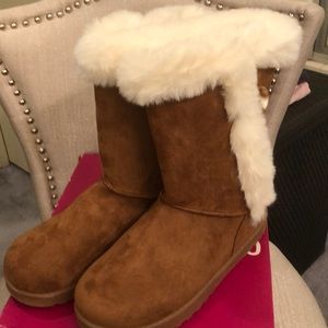 Chestnut boots with lining.